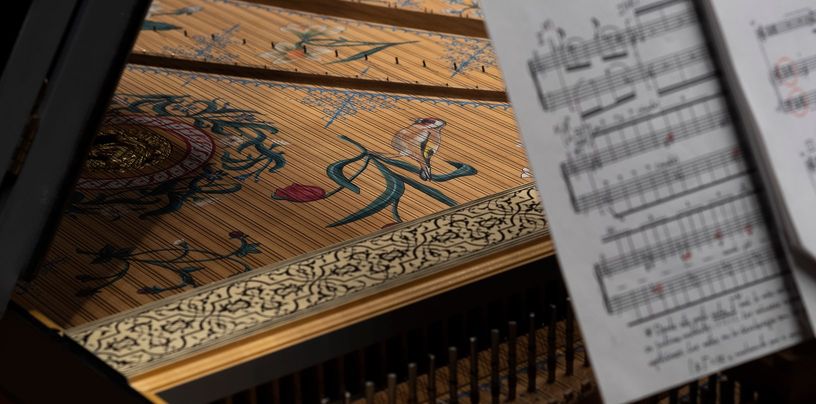 Clave decorado con una partitura en el atril