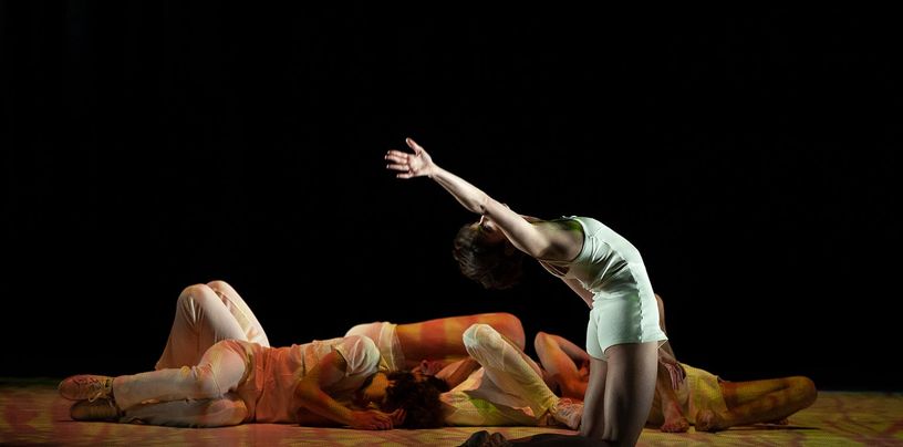 Bailarines en el escenario durante un espectáculo de danza